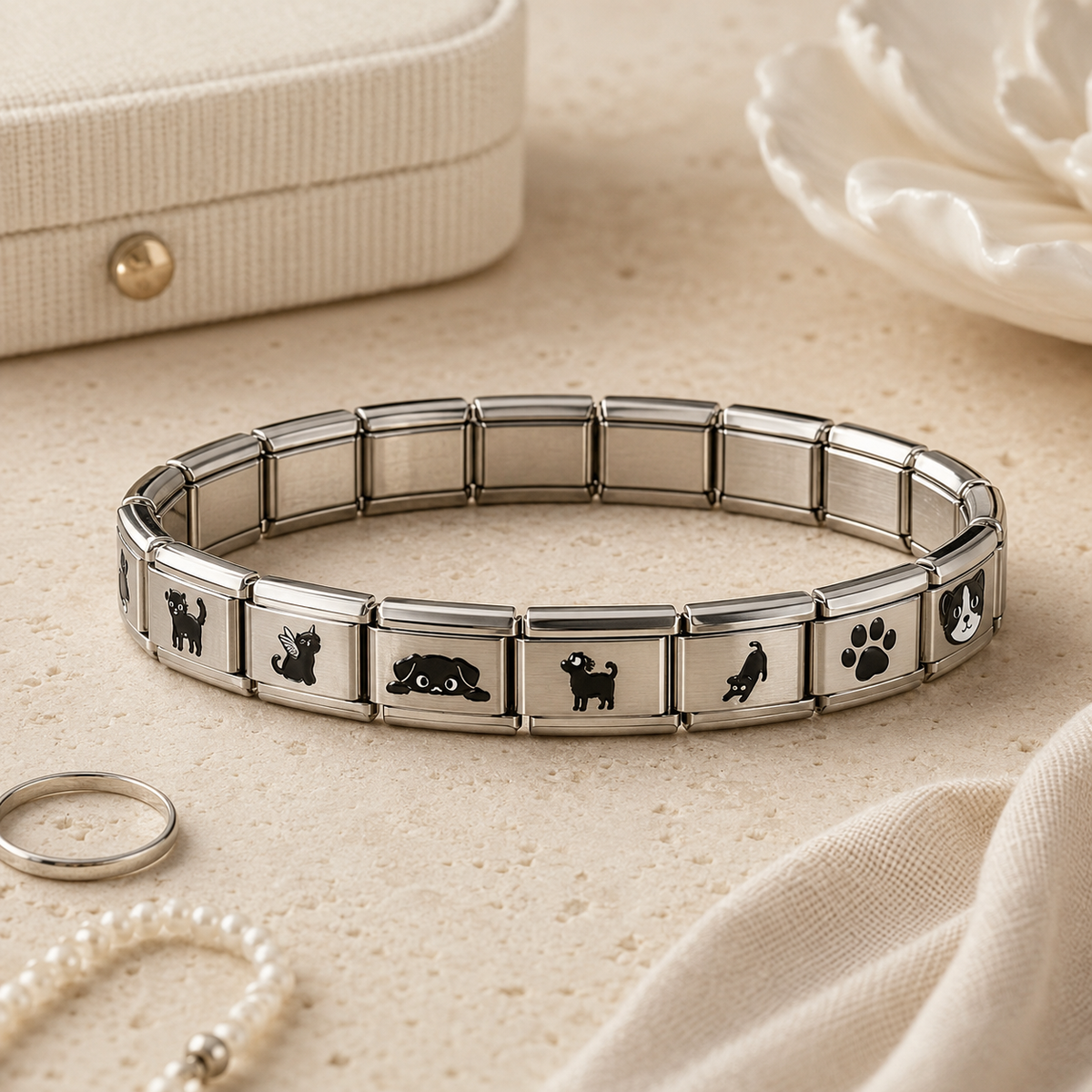 Smooth stainless steel inner links of the VELOWEN cat watch band